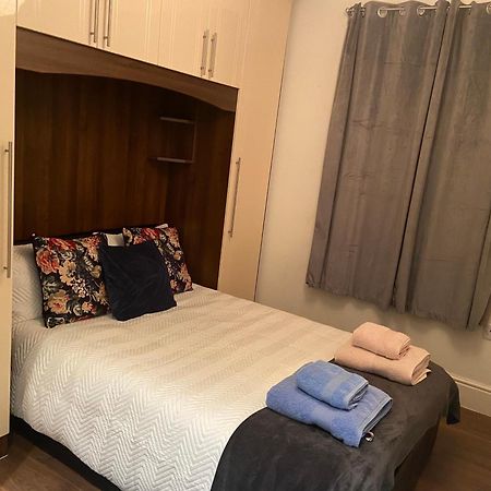 Notting Hill Next Door Bedroom In The Share Flat ロンドン エクステリア 写真