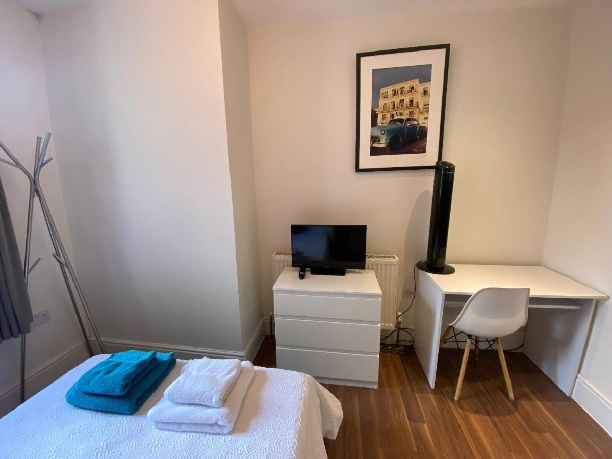 Notting Hill Next Door Bedroom In The Share Flat ロンドン エクステリア 写真