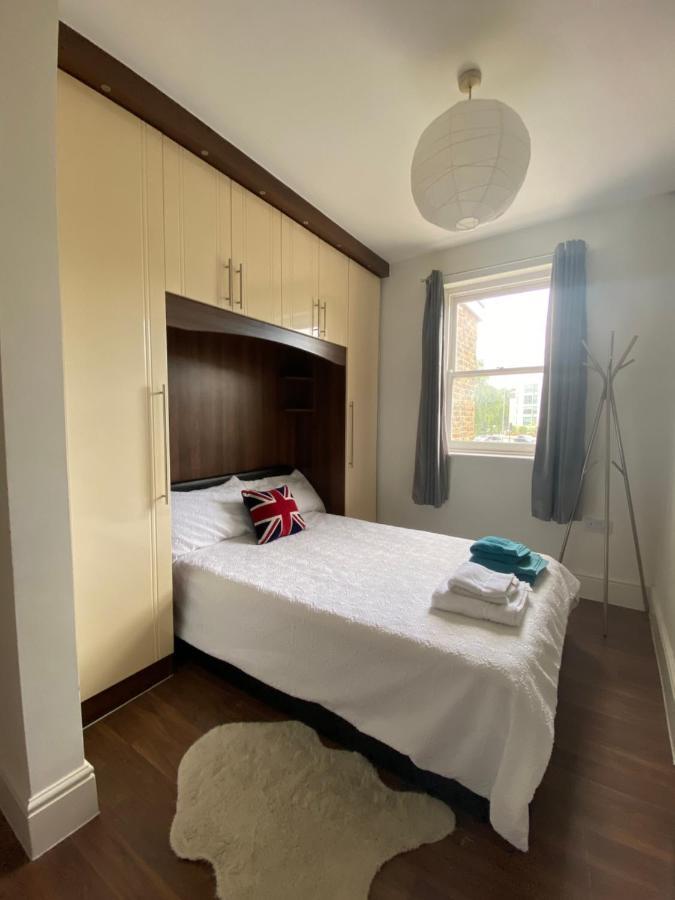 Notting Hill Next Door Bedroom In The Share Flat ロンドン エクステリア 写真