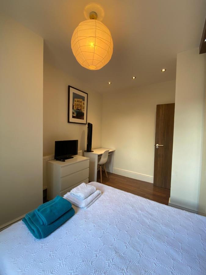 Notting Hill Next Door Bedroom In The Share Flat ロンドン エクステリア 写真