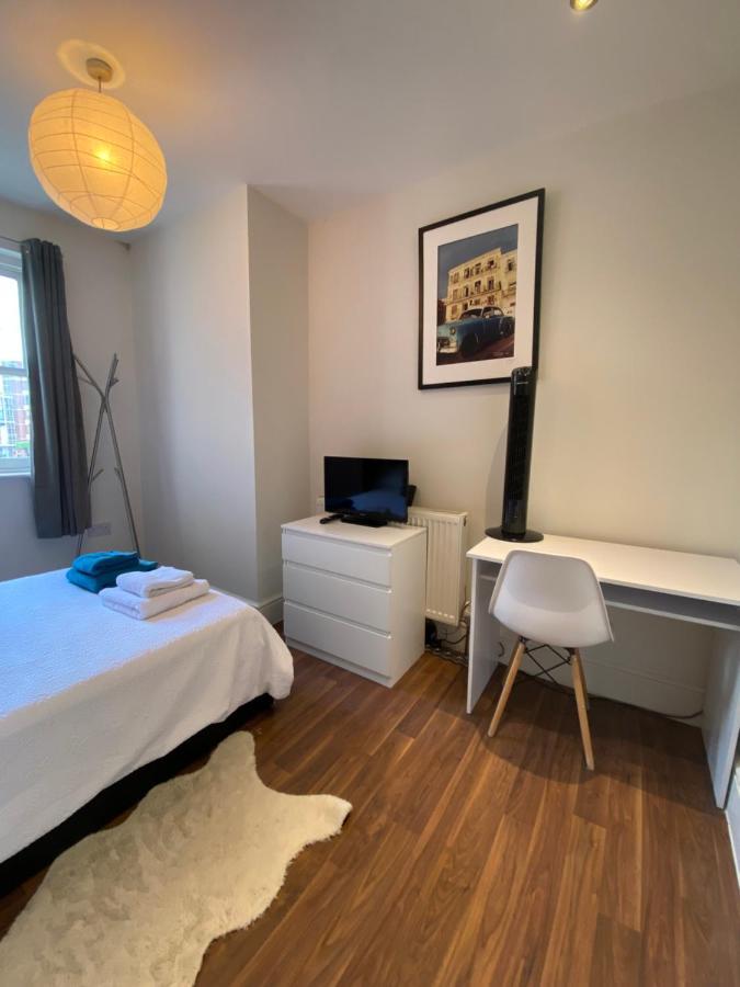 Notting Hill Next Door Bedroom In The Share Flat ロンドン エクステリア 写真
