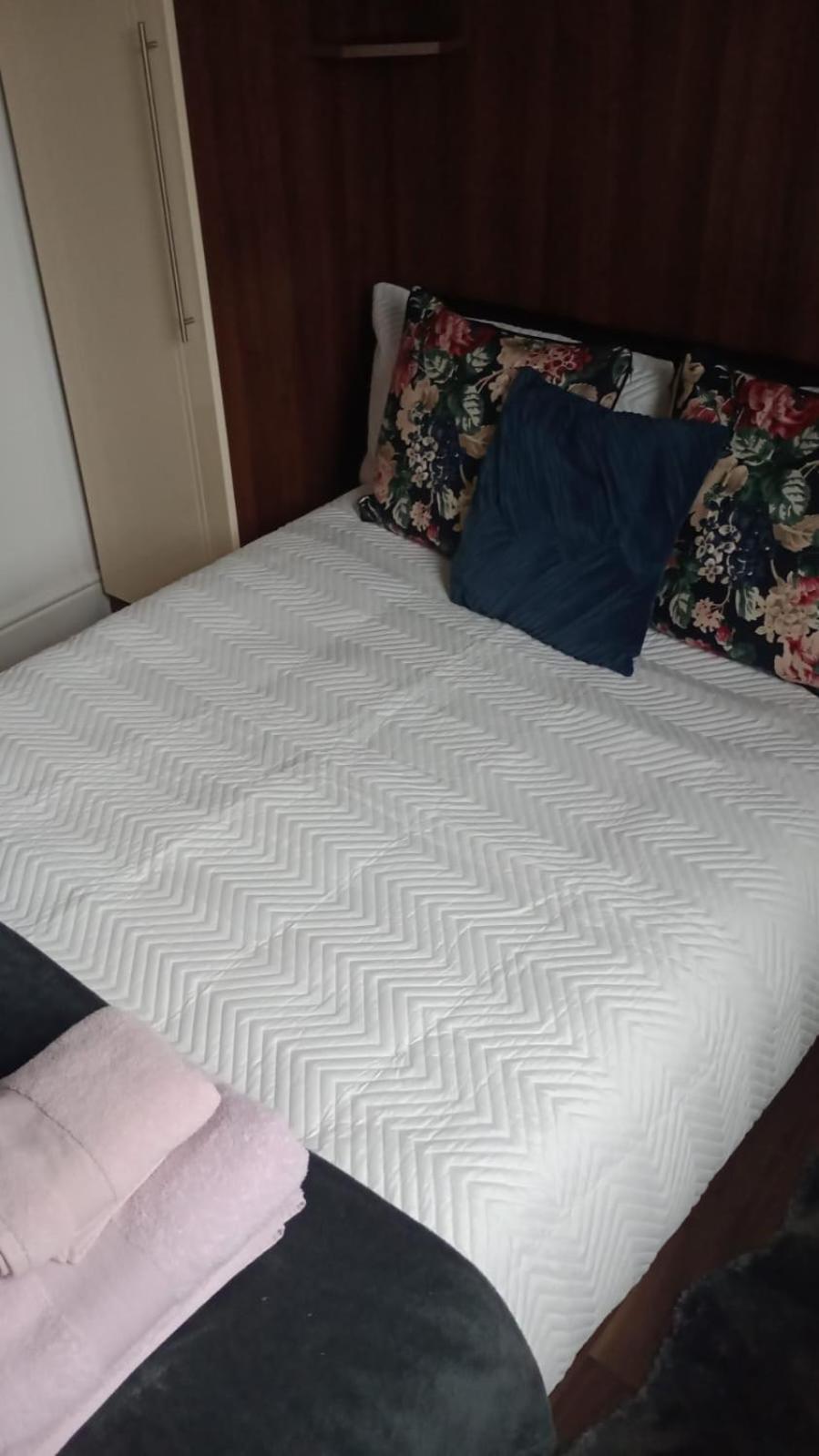 Notting Hill Next Door Bedroom In The Share Flat ロンドン エクステリア 写真