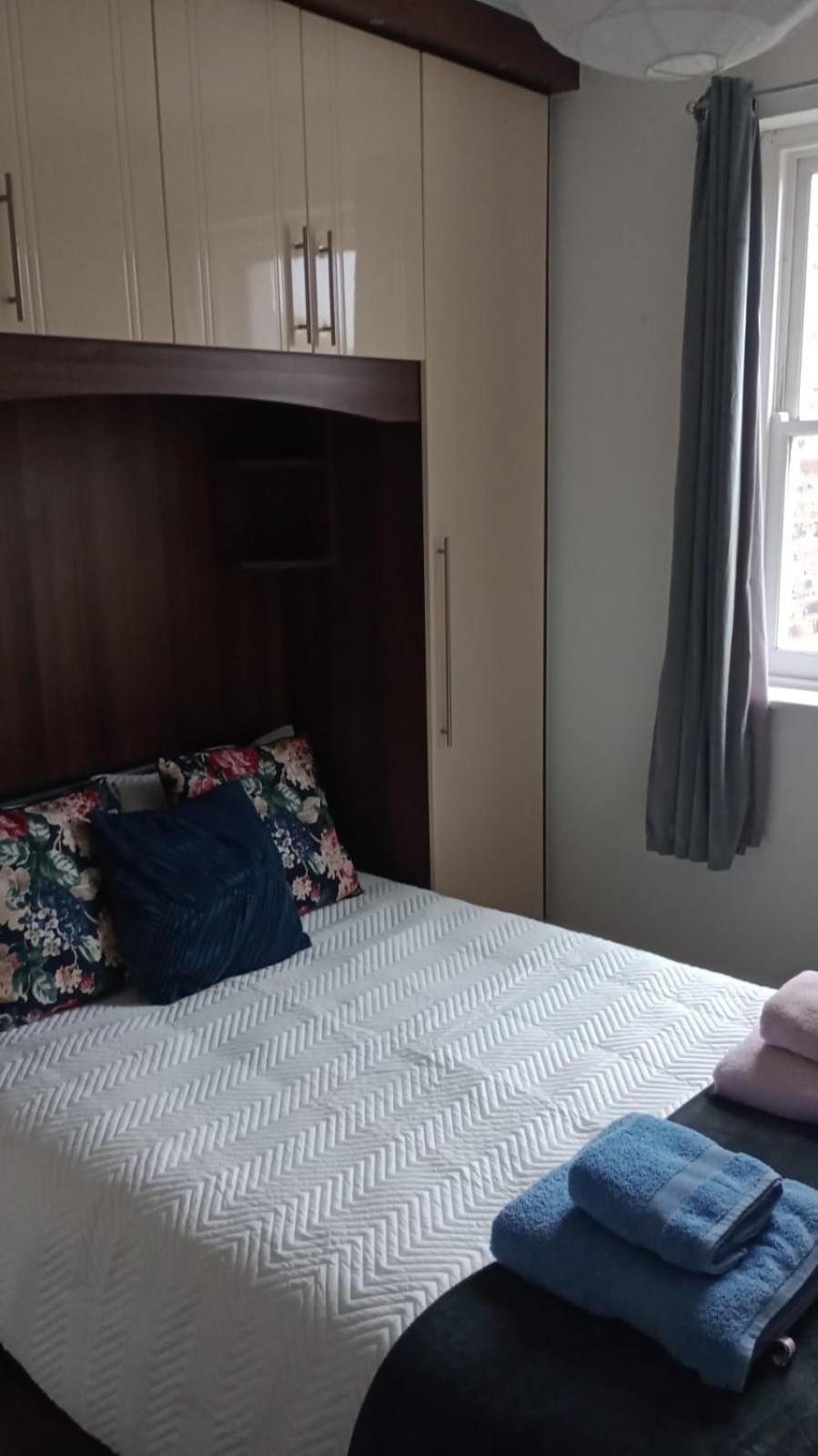Notting Hill Next Door Bedroom In The Share Flat ロンドン エクステリア 写真