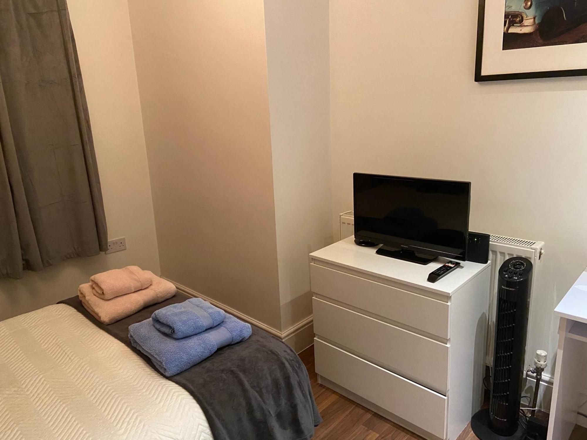 Notting Hill Next Door Bedroom In The Share Flat ロンドン エクステリア 写真